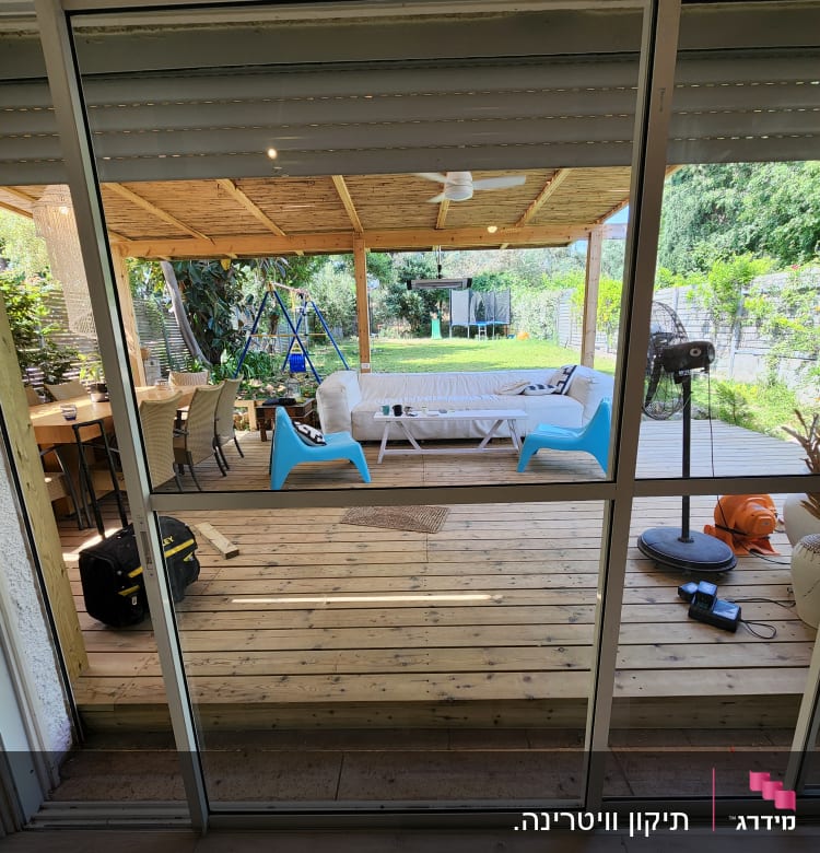 דלת זכוכית שקופה עם מסגרת מתכתית